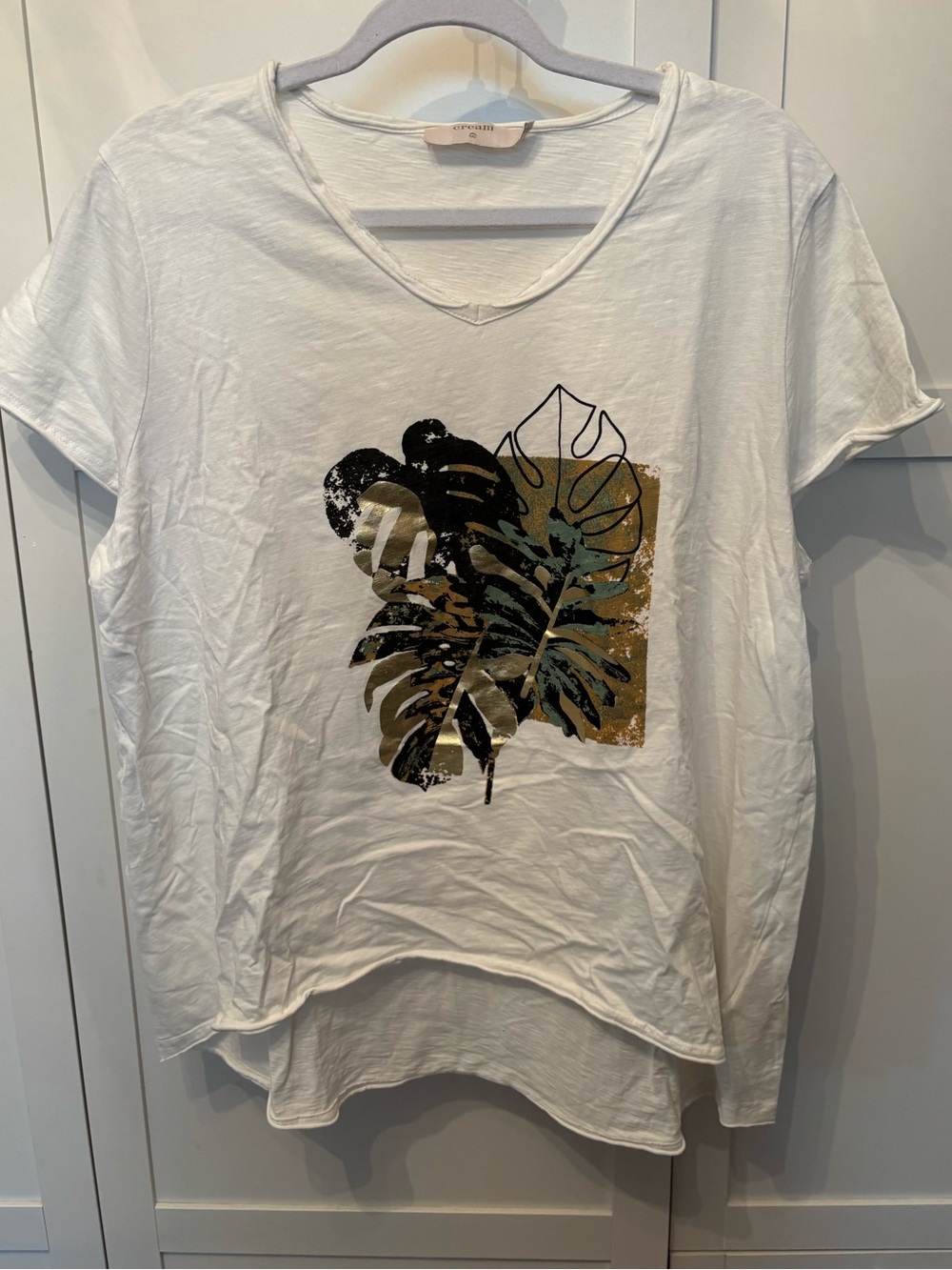 Casual White V-Neck Tee with Tropical Leaf Artwork